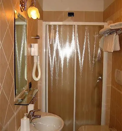 לינה וארוחת בוקר Matisse Royal 4*